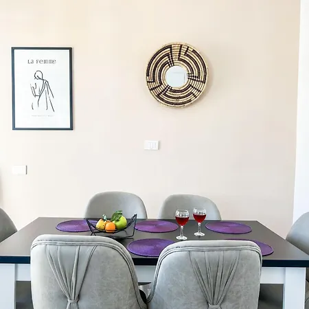 Penthouse 696 Apartment *